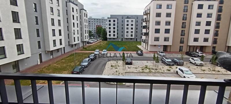 Záber na novostavby v ulici Karola Duchoňa, Galanta, z pohľadu 2-izbového bytu.
