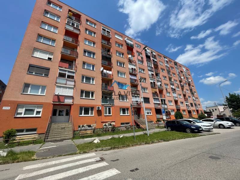 Bytovka na Narcisovej ulici v Šali s parkoviskom pred 3-izbovým bytovým domom.