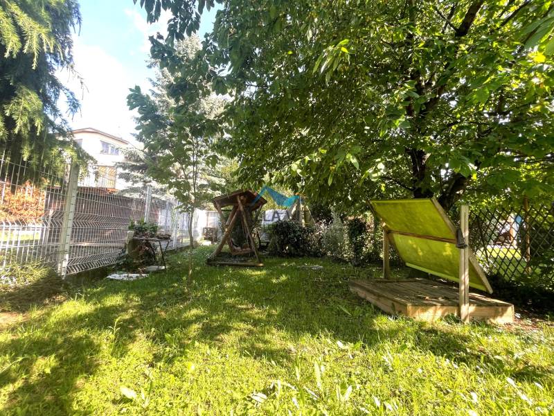 Záhrada s trávnikom, hojdacou lavičkou a stoličkou na Nemocničnej ulici v Galante.