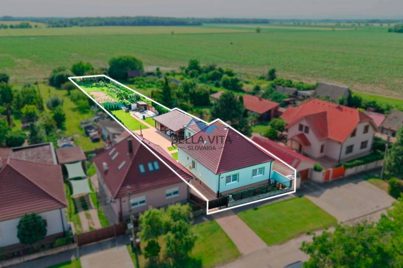 Rodinný dom na Hodskej ulici v Galante s rozsiahlym pozemkom a okolitou zeleňou.