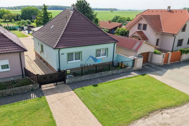 Rodinný dom na Hodskej ulici v Galante obklopený udržiavanou záhradou a dvorom.