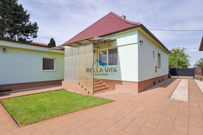 Rodinný dom na Hodskej ulici v Galante s terasou a malou záhradou.