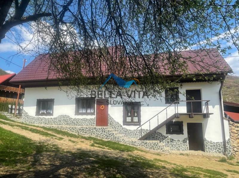 Rodinný dom v obci Čierna Lehota s kamennými detailmi a drevenými prvkami.