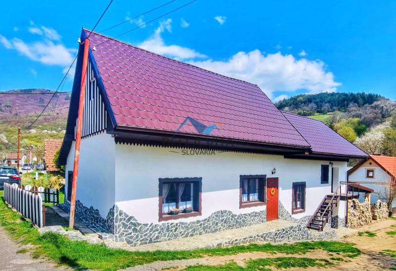 Rodinný dom v Čiernej Lehote so zdobením na fasáde.
