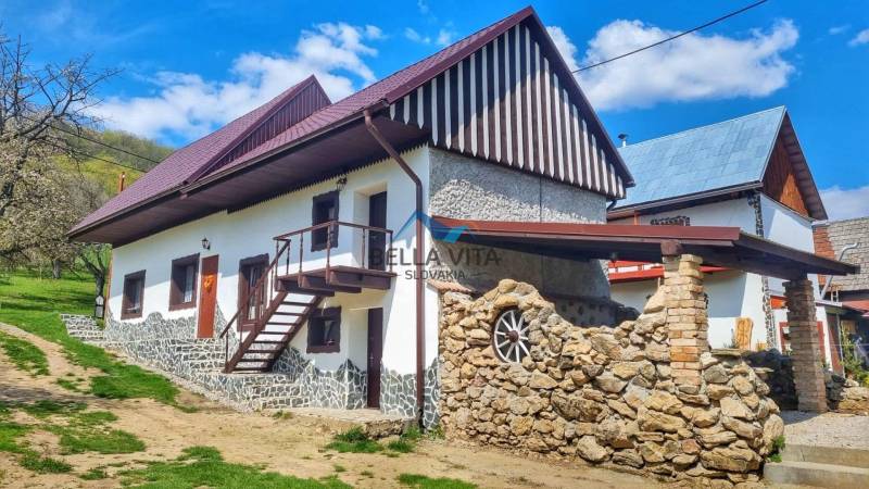 Rodinný dom v Čiernej Lehote , so slnečnou záhradou a kamennou terasou.