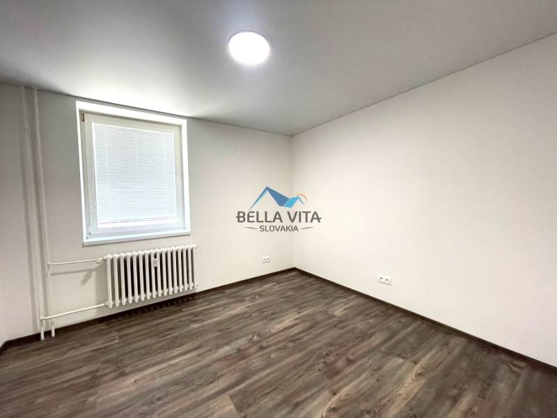 Izba s plávajúcou podlahou a oknom v 4-izbovom byte.