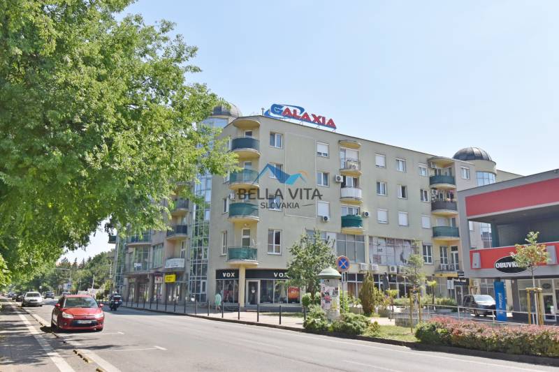 Budova na Hlavnej ulici v Galante, nad ňou nápis 