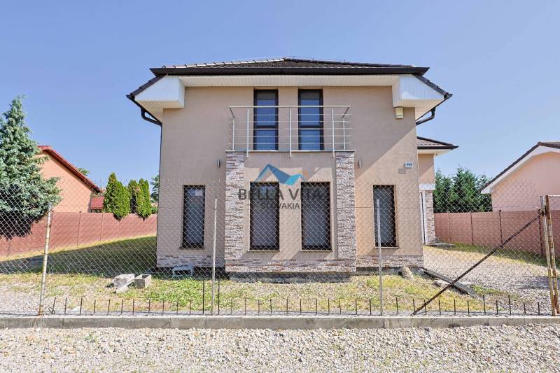 Rodinný dom na Brezovej ulici v Čiernom Brode s kamennými prvkami a kovovým plotom.
