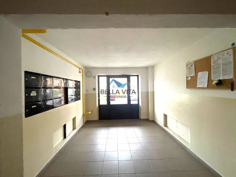 Vstupná hala s poštovými schránkami a nástenkou v 3-izbovom byte.