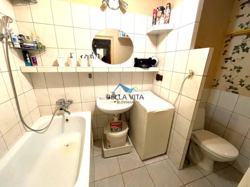Kúpeľňa v 3-izbovom byte s vaňou, práčkou, umývadlom a toaletou.