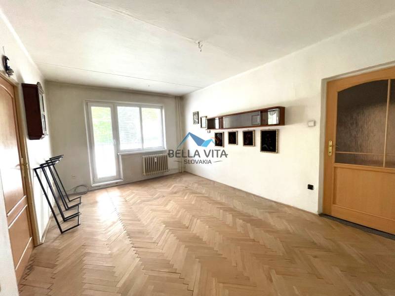 Obývacia izba v 3-izbovom byte s výstupom na balkón