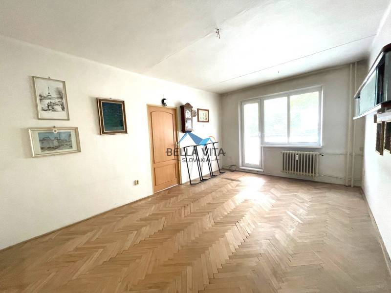 Obývacia izba v 3-izbovom byte s drevenými parketami