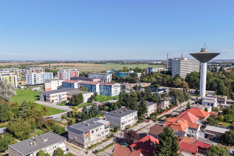 Pohľad na obytné štvrte Galanty, ulice Vodárenská s charakteristickými budovami a vodojemom.
