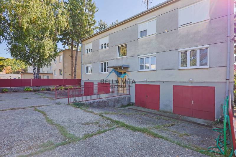 Bytový dom na Vodárenskej ulici v Galante s dostupným parkovaním a garážami.