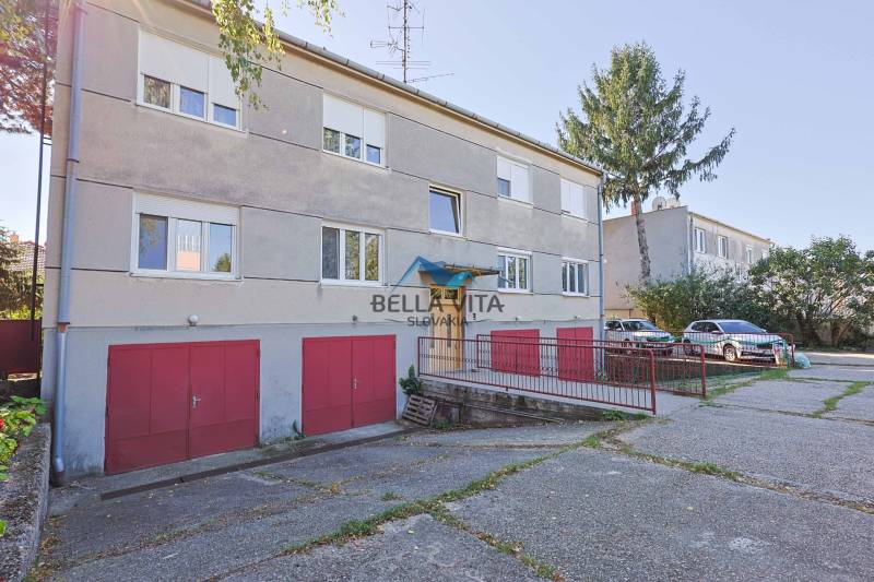 Exteriér 3-izbového bytu na Vodárenskej ulici v Galante s parkovacím priestorom.