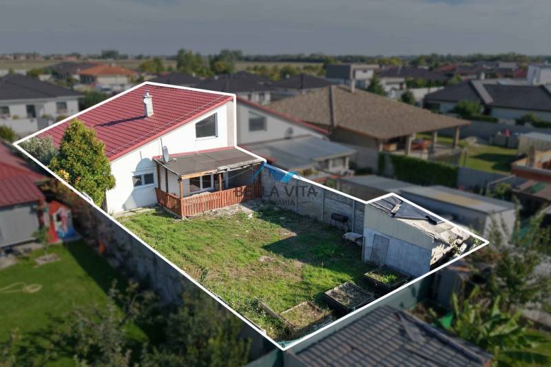 Rodinný dom na ulici Ekoosada vo Veľkých Úľanoch s terasou a záhradou.