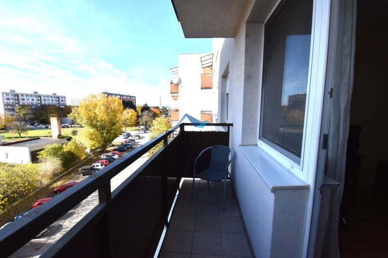 Balkón 2-izbového bytu na Štvrti SNP v Galante s výhľadom na ulicu.