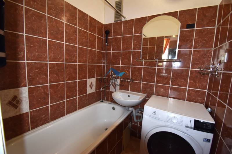 Kúpeľňa s vaňou, pračkou a umývadlom v 2-izbovom byte.