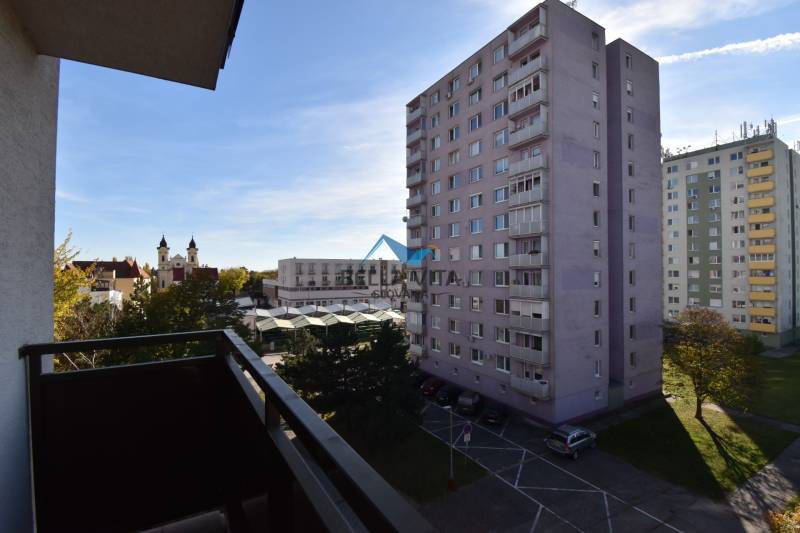 Výhľad z balkóna na sídliskový panelák a kostol v Galante, Štvrť SNP.