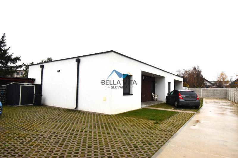 Rodinný dom na Hlavnej ulici v Mostovej s garážou a spevneným parkoviskom.