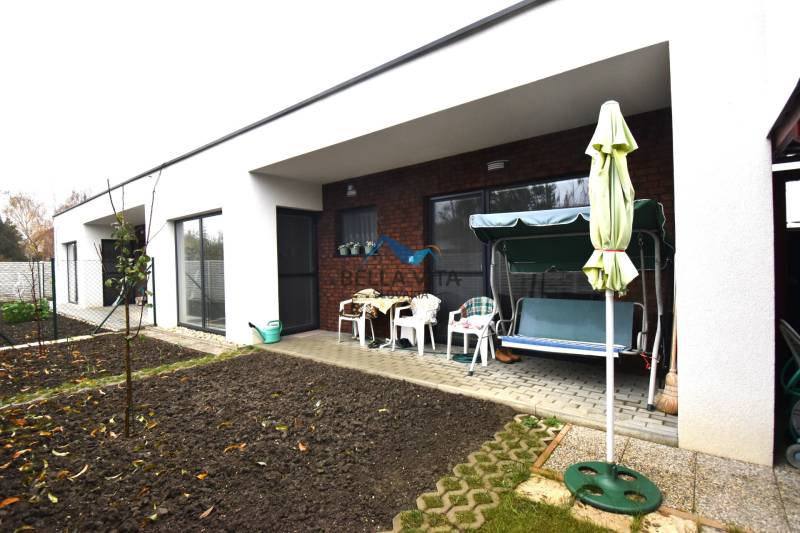 Rodinný dom na Hlavnej ulici v Mostovej s terasou, záhrada a hojdacia lavica.