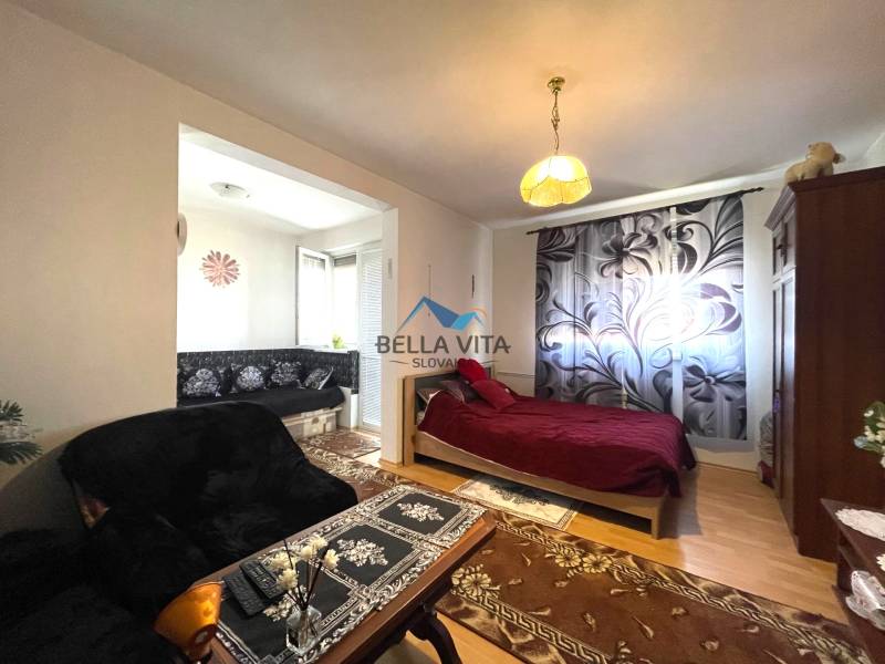 predaj 1 i Vodárenská Galanta kuchyňa obývacia izba prepojená s kuchyňou.jpeg