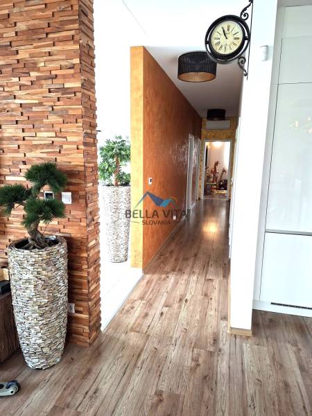 4 i rodinný dom Galanta chodba.jpeg