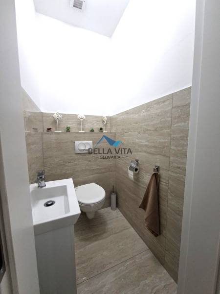4 i rodinný dom Galanta toaleta.jpeg
