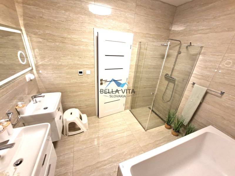 4 i rodinný dom Galanta kúpelka2.jpeg