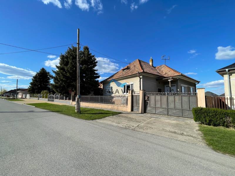 Rodinný dom na ulici Heď v Čiernom Brode s predzáhradkou a plotom.