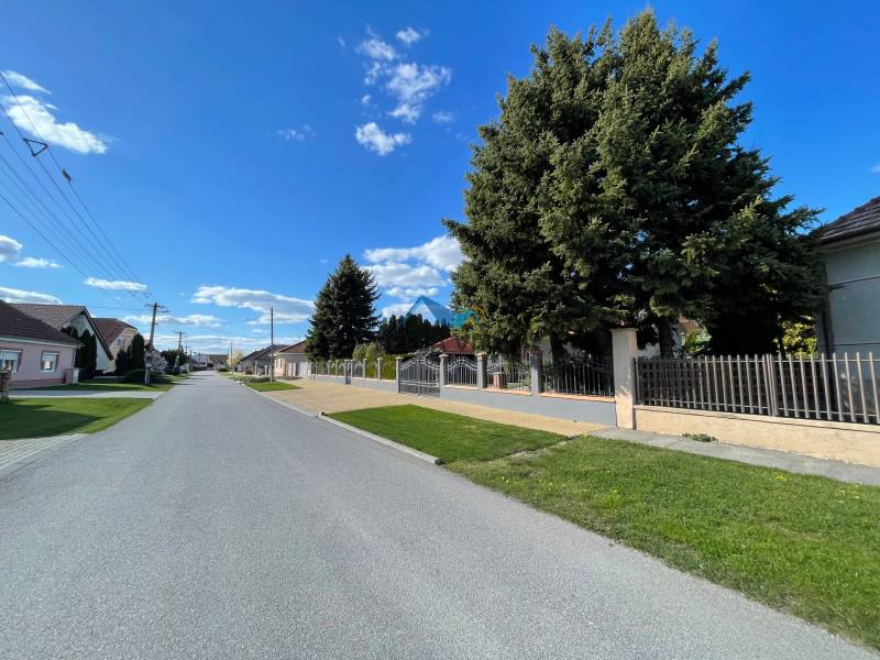 Ulica Heď v Čiernom Brode s radom rodinných domov a vzrastlými stromami.