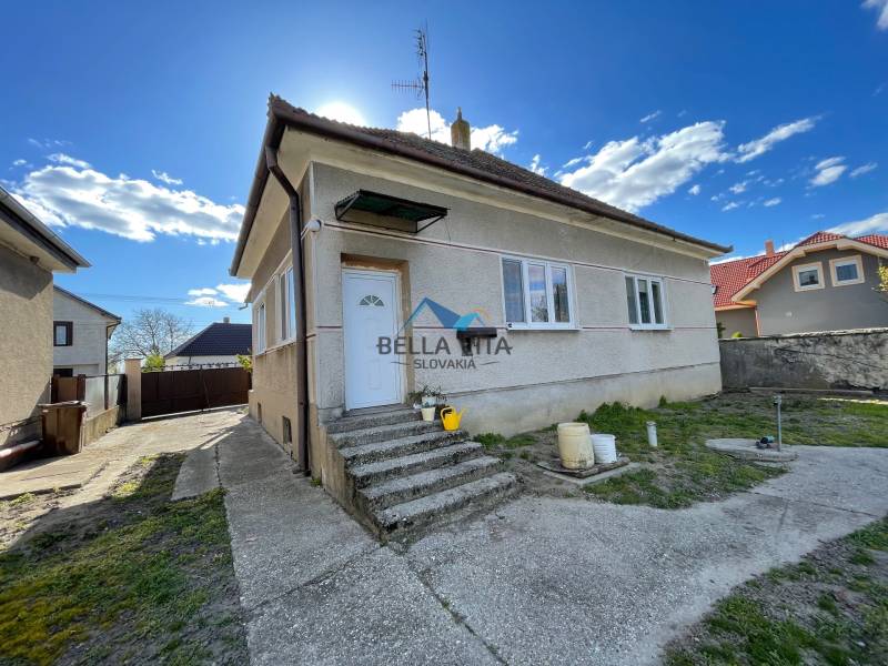 Rodinný dom na Heď ulici v Čiernom Brode s trávnatým dvorom a schodmi.