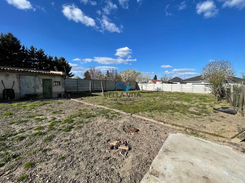 Rozľahlý dvor za rodinným domom v Čiernom Brode na ulici Heď s modrou oblohou.
