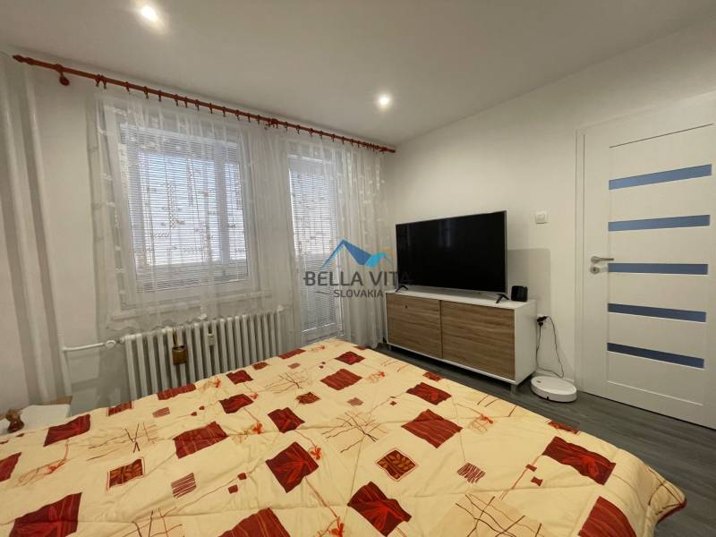 Spálňa s televíziou, skrinkou a pokrývkou v 3-izbovom byte.