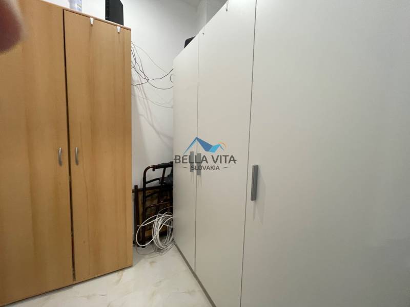 Skrine v 3-izbovom byte, na podlahe úložný priestor pre káble a pomôcku.