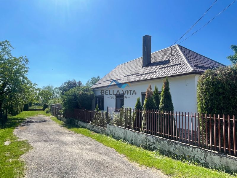 Rodinný dom v obci Topoľnica na ulici Topoľnica, s predzáhradkou a príjazdovou cestou.
