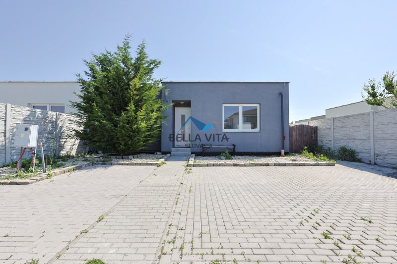 Rodinný dom v Ekoosade, Veľké Úľany s upraveným okolím a príjazdovou cestou.