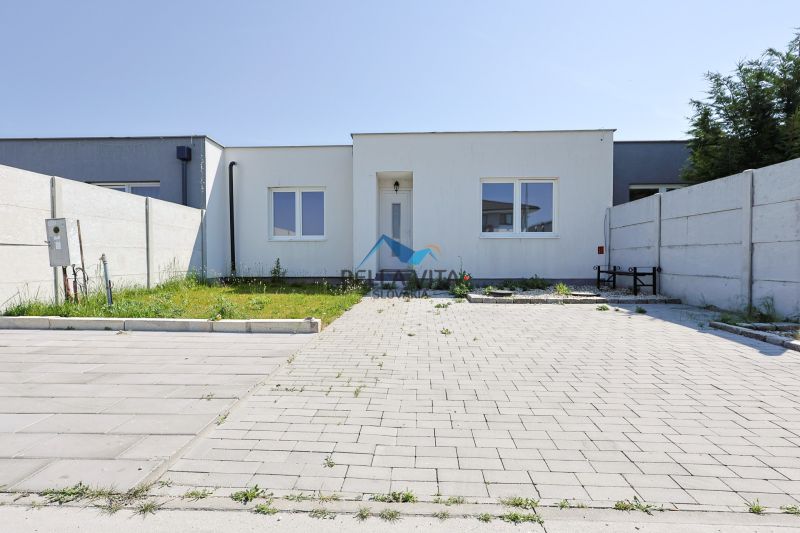 Rodinný dom v lokalite Veľké Úľany, Ekoosada, s predzáhradkou a spevneným parkovaním.