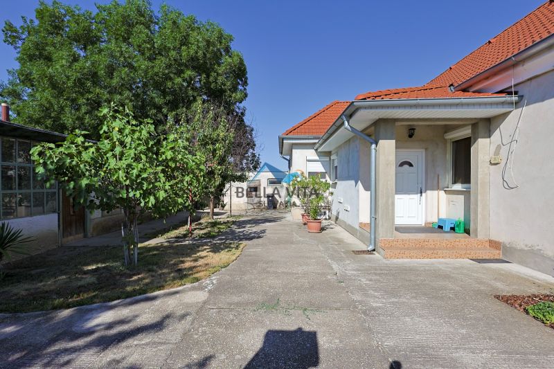 V exteriéri rodinného domu na ulici Čierna Voda v mestskej časti Čierna Voda.
