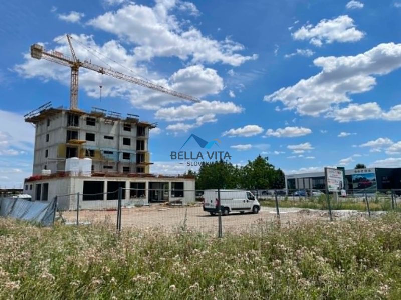Stavenisko na Šalskej ulici v Galante s rozostavanou budovou a žeriavom.