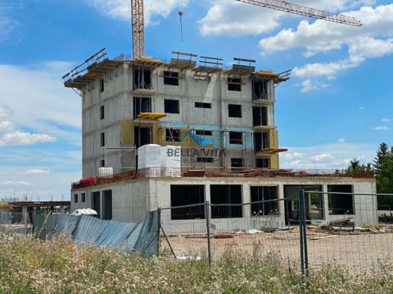 Stavba obytného bloku na Šalskej ulici v Galante, vhodná pre 2-izbové byty.