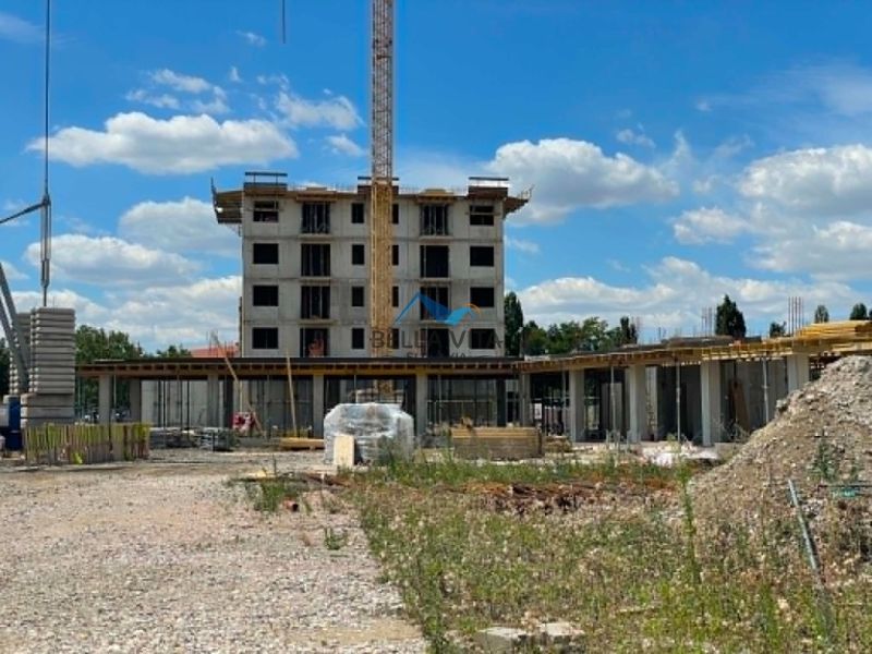 Stavba na Šalskej ulici v Galante ukazuje rozostavaný bytový dom.