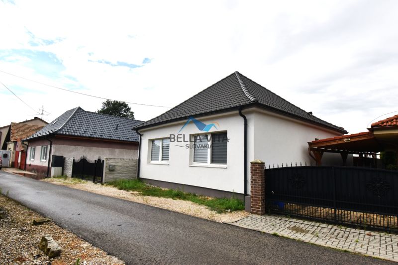 Rodinný dom v Horných Salibách na ulici Horné Saliby s tmavou strechou a plotom.