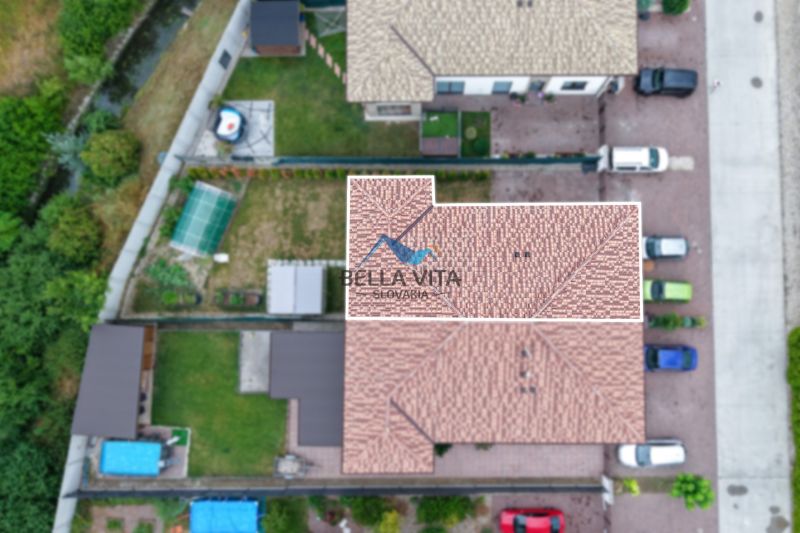 Letecký pohľad na strechy a záhrady na Ulici Pri Derni v Galante.
