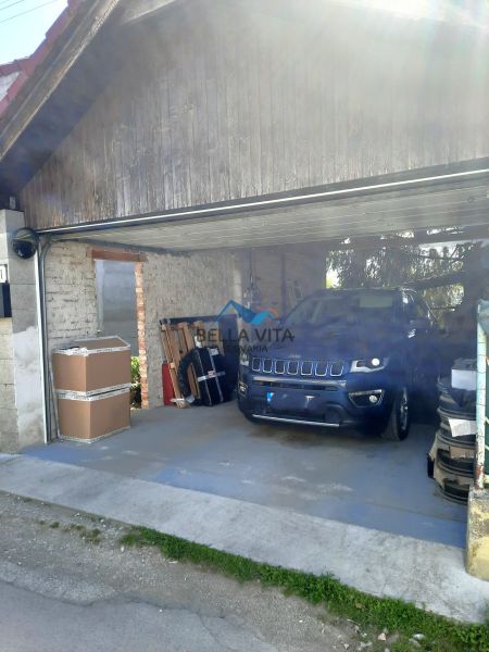 Garáž rodinného domu v Šoporni s autom a uskladnenými krabicami na ulici Šoporňa.