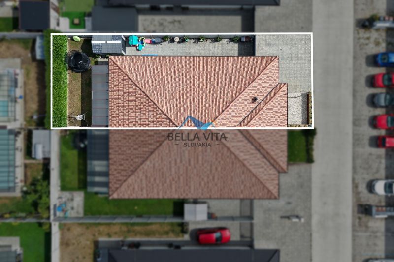 Letecká fotografia s prehľadom strechy domu a záhrady v Ružinove.